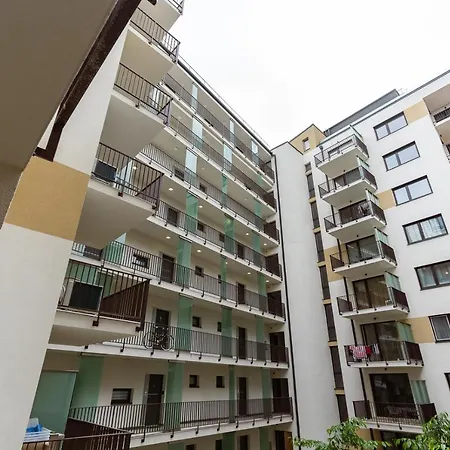 Modern & Newly Built With Private Garage