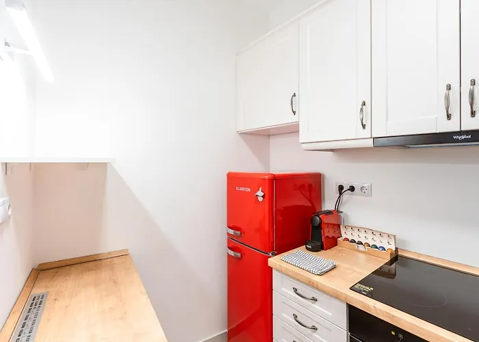 Modern & Newly Built With Private Garage