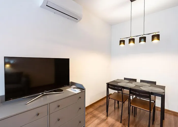 Modern & Newly Built With Private Garage