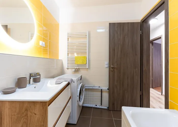 Modern & Newly Built With Private Garage *
