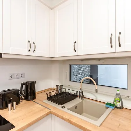 Modern & Newly Built With Private Garage شقة *